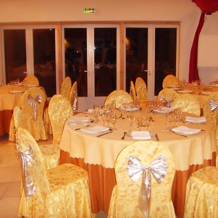 Hotel Eco Logis Espace Bellevue Séméac Екстериор снимка
