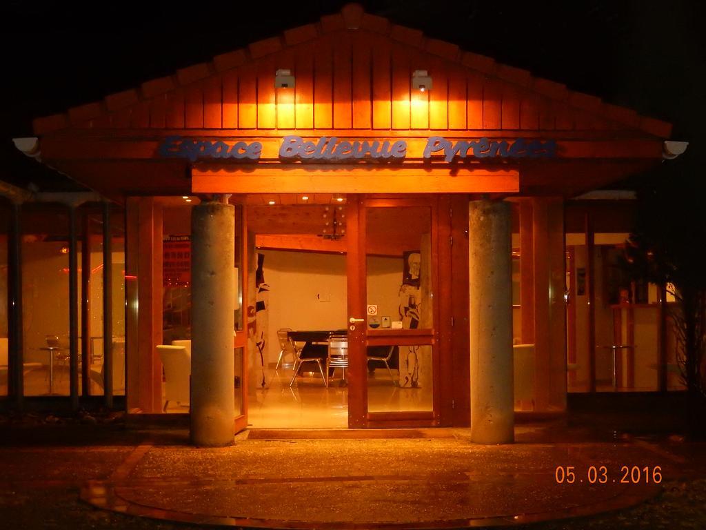 Hotel Eco Logis Espace Bellevue Séméac Екстериор снимка
