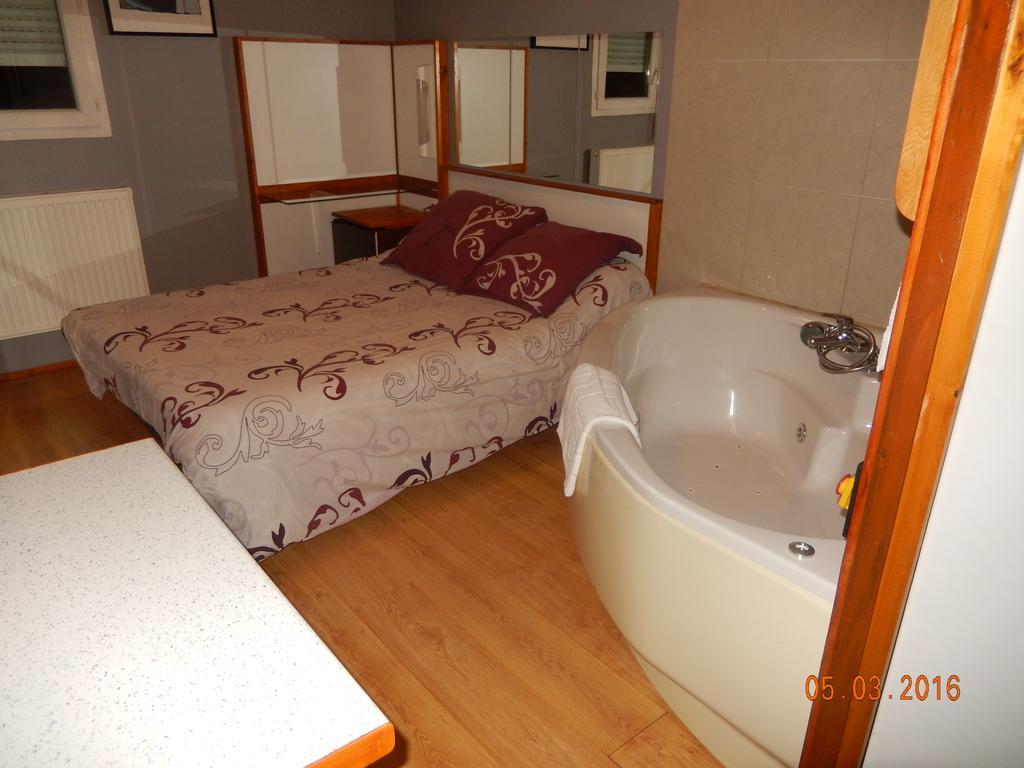 Hotel Eco Logis Espace Bellevue Séméac Екстериор снимка