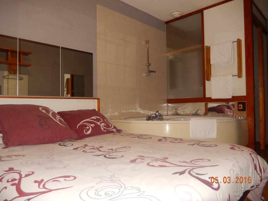 Hotel Eco Logis Espace Bellevue Séméac Екстериор снимка