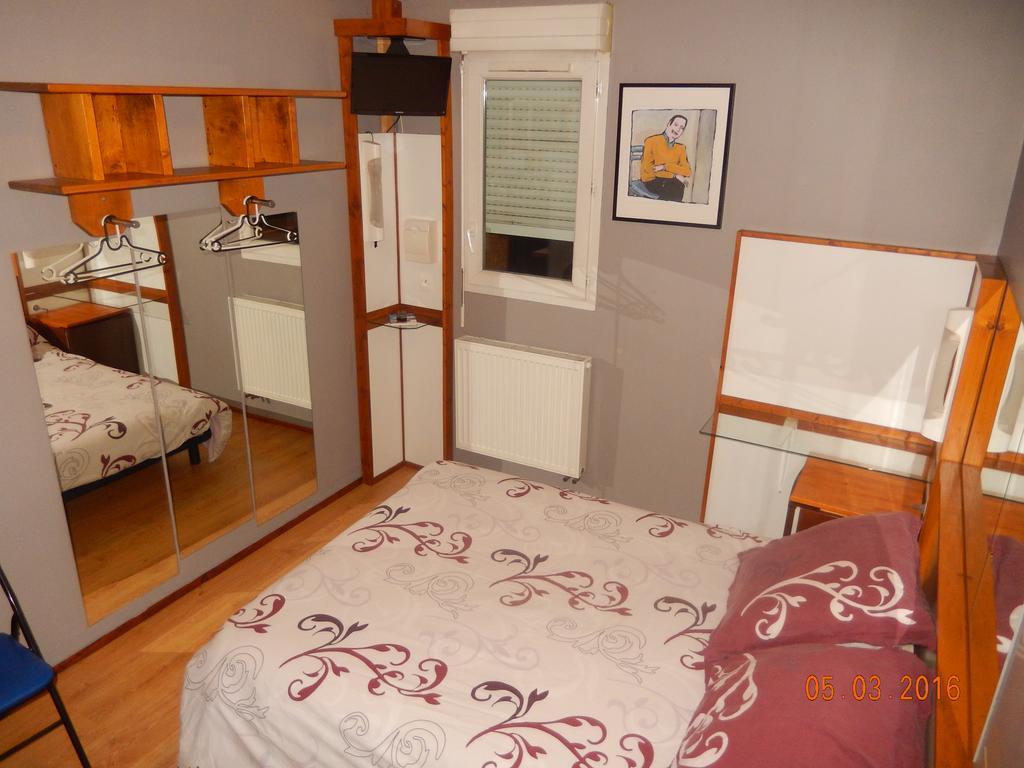 Hotel Eco Logis Espace Bellevue Séméac Екстериор снимка