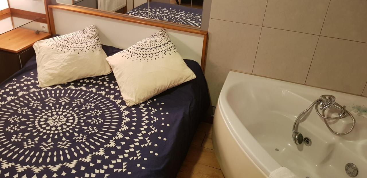Hotel Eco Logis Espace Bellevue Séméac Екстериор снимка