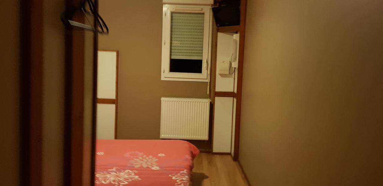 Hotel Eco Logis Espace Bellevue Séméac Екстериор снимка